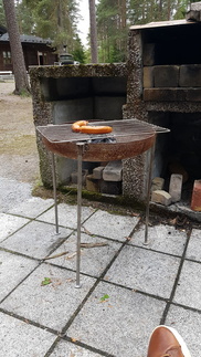 Ei ihan pallogrilli mutta hyvin toimii. Löyty ulkovarastosta =)